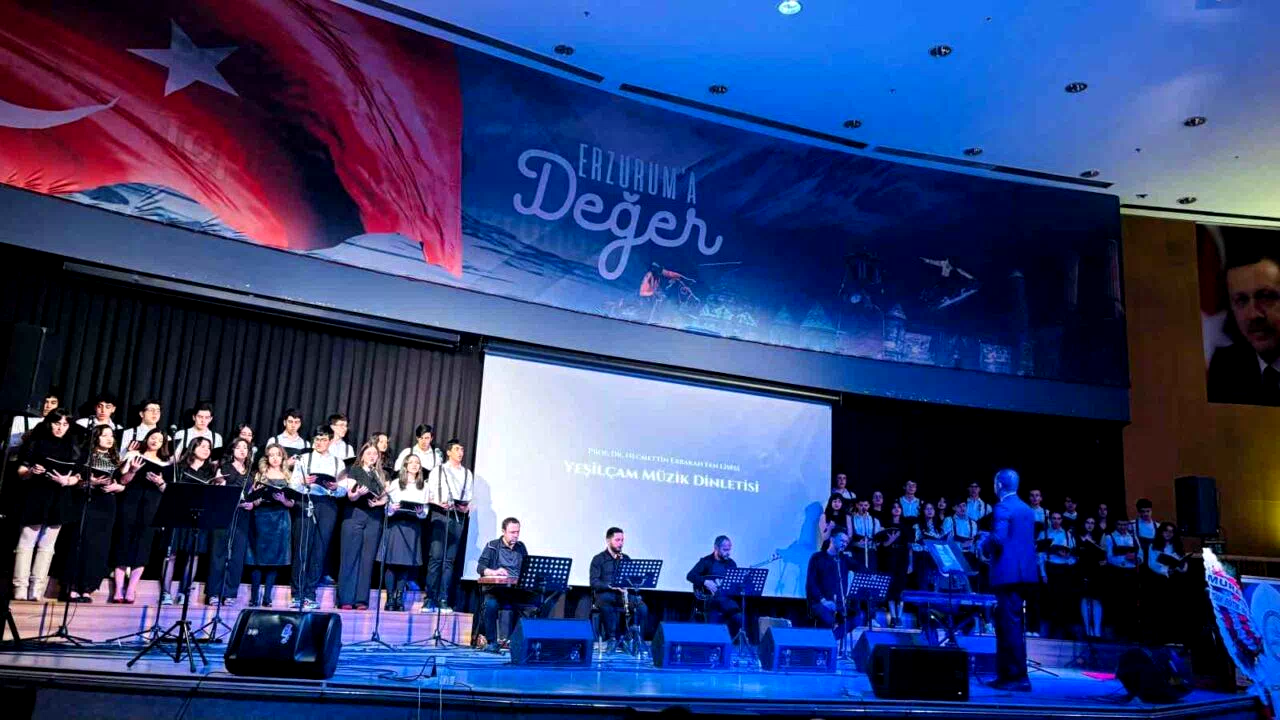 Fen lisesi öğrencilerinden müzik gösterisi