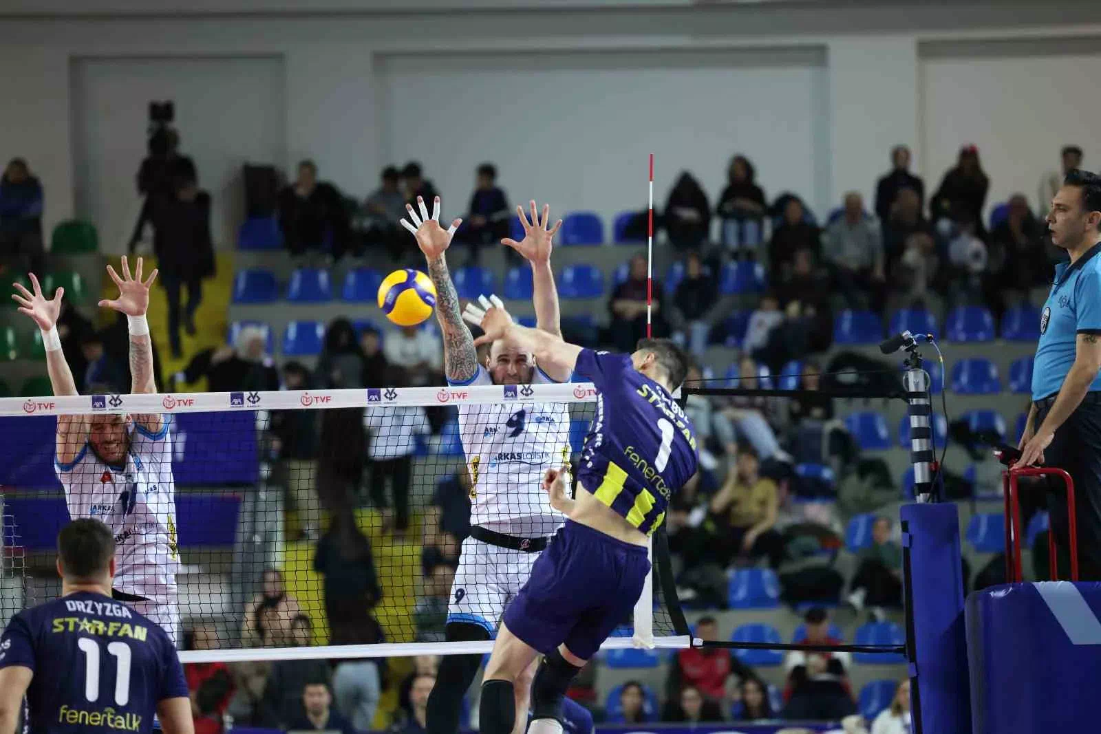 “Fenerbahçe, AXA Sigorta Kupa Voley Dörtlü Finali’nde Arkas Spor’u 3-1 yenerek finale yükseldi!”