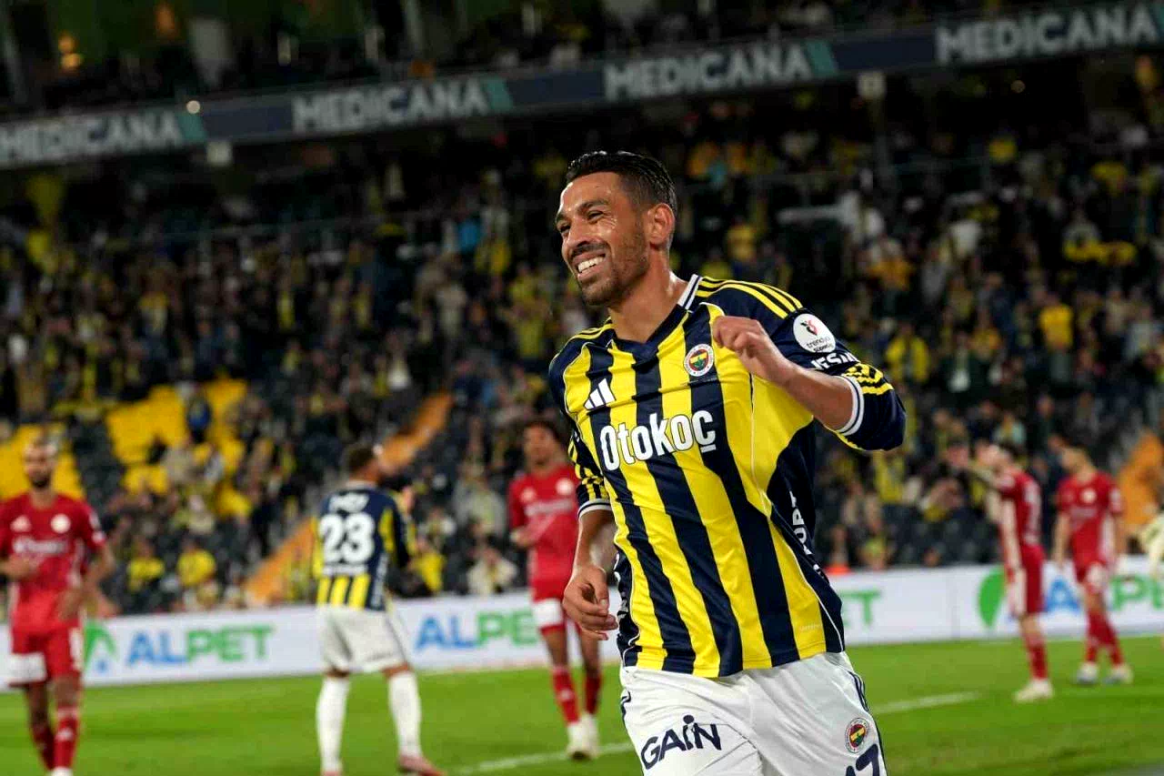 Fenerbahçe’de 2 futbolcu kadro dışı