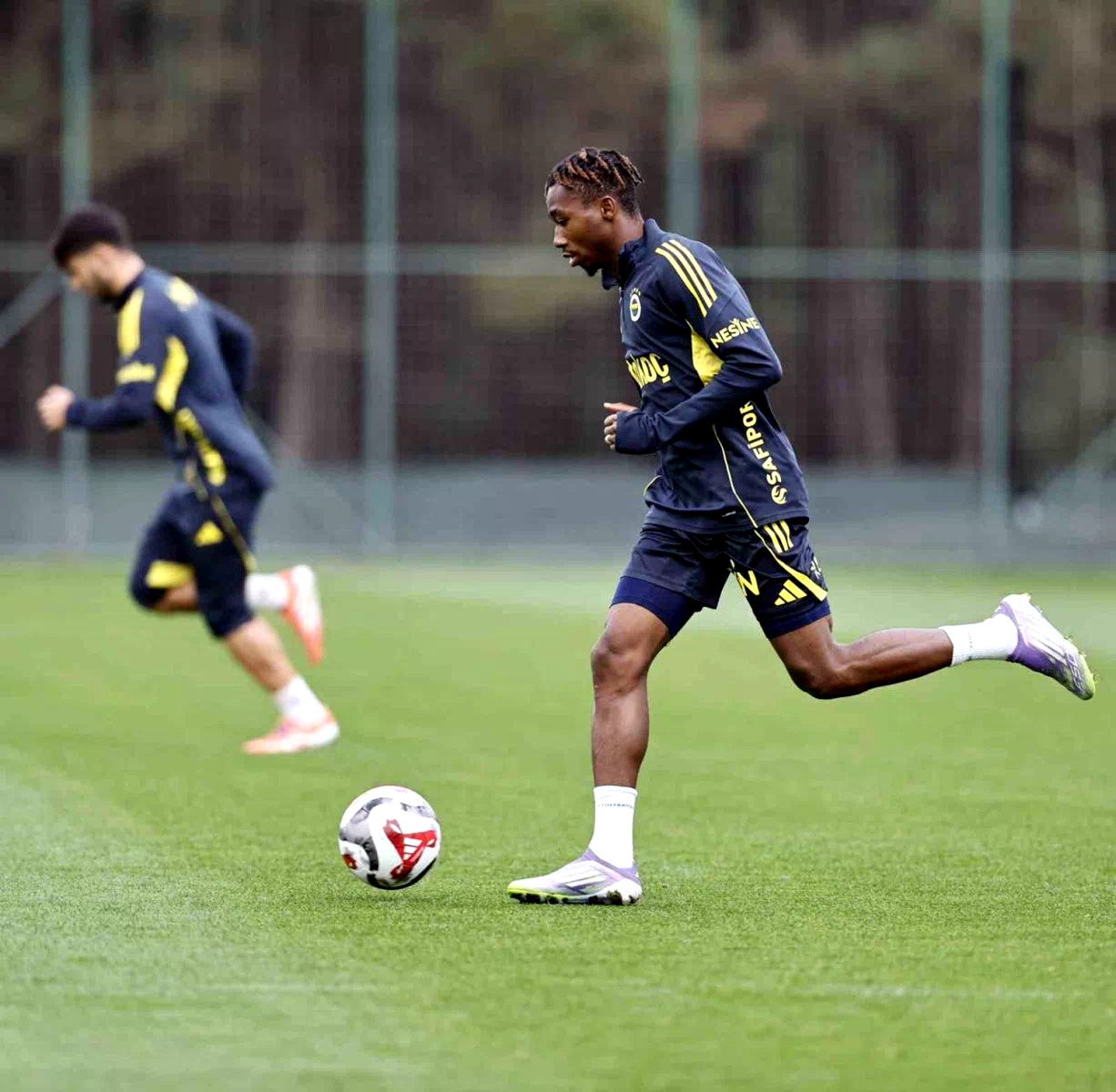 Fenerbahçe günü çift antrenmanla tamamladı