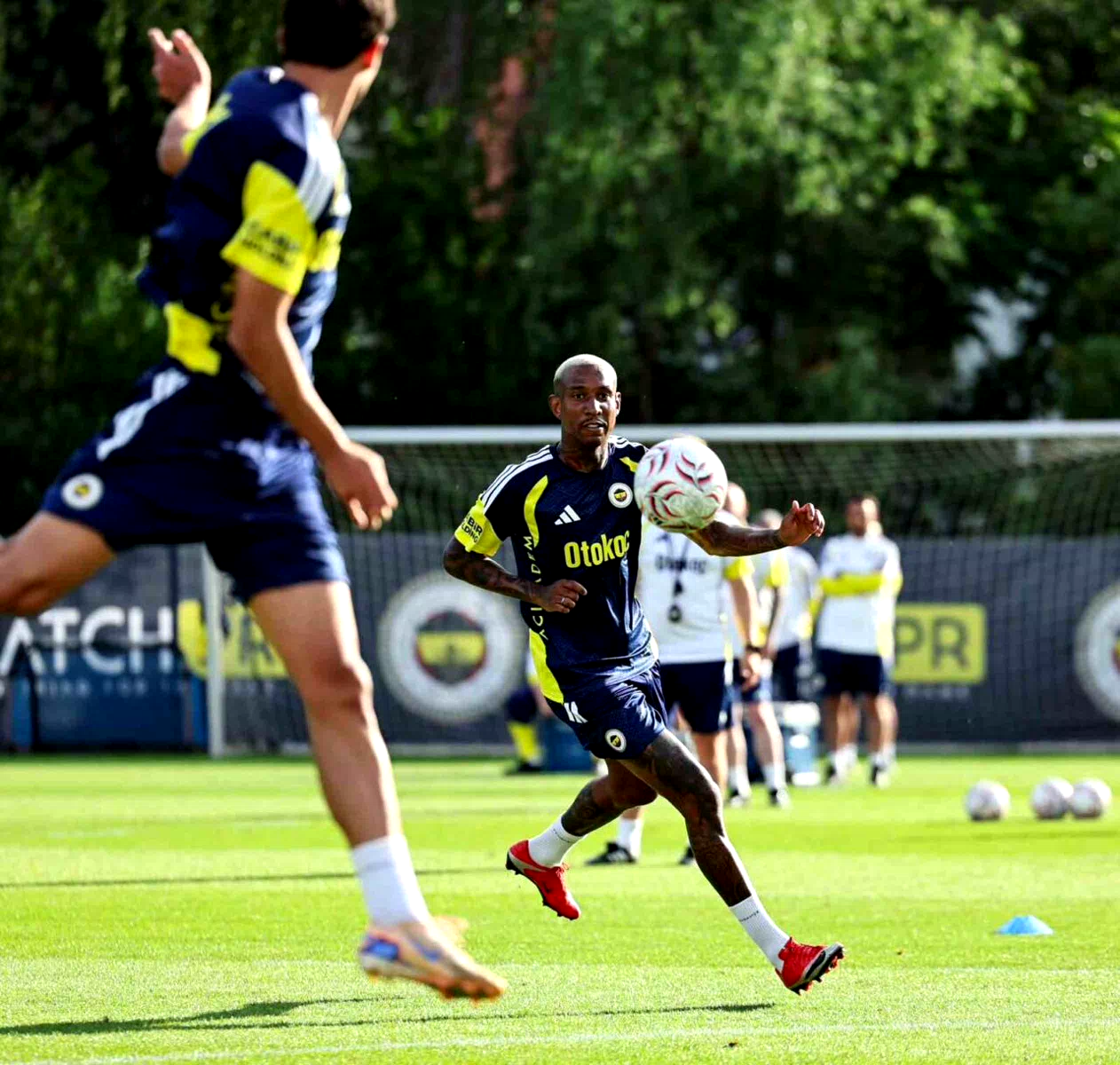 Fenerbahçe, günü iki antrenmanla tamamladı