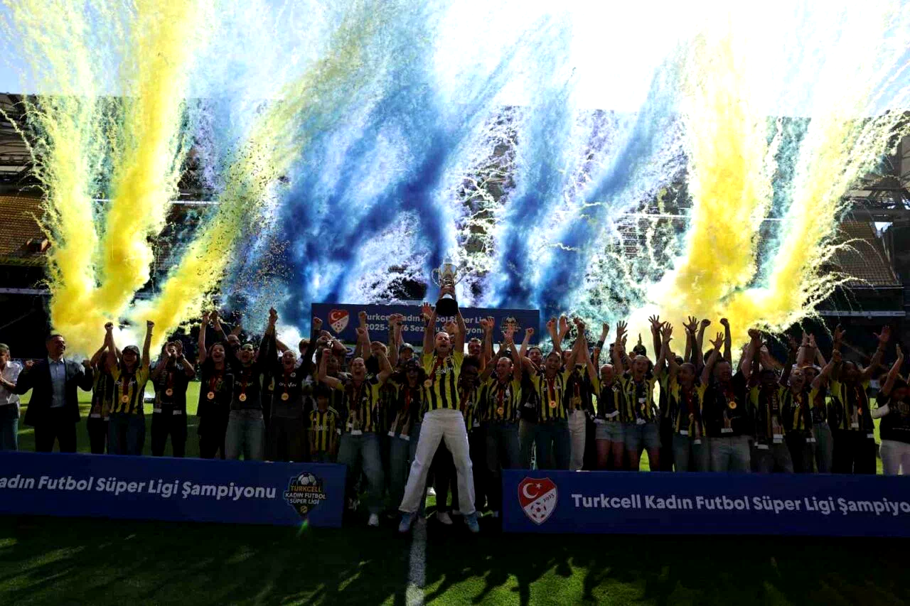 Fenerbahçe Kadın Futbol Takımı, şampiyonluk kupasını kaldırdı
