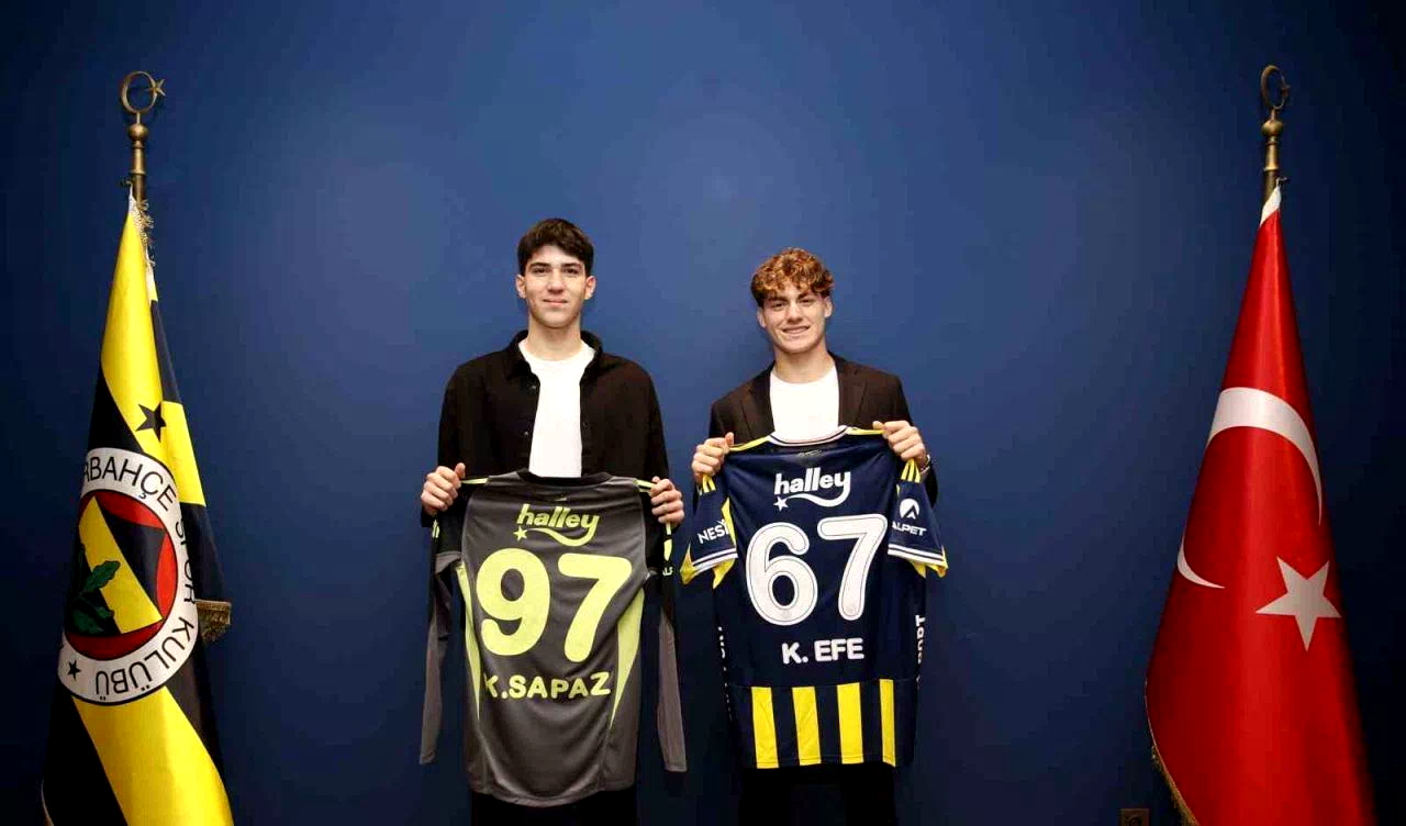 Fenerbahçe, Kamil Efe Üregen ve Kuzey Sapaz ile profesyonel sözleşme imzaladı
