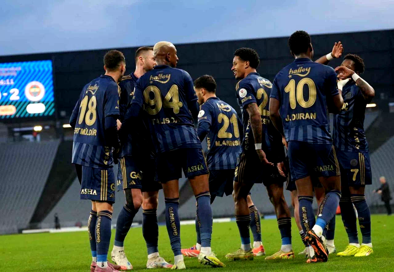 Fenerbahçe, ligde ilk yarıyı namağlup kapattı