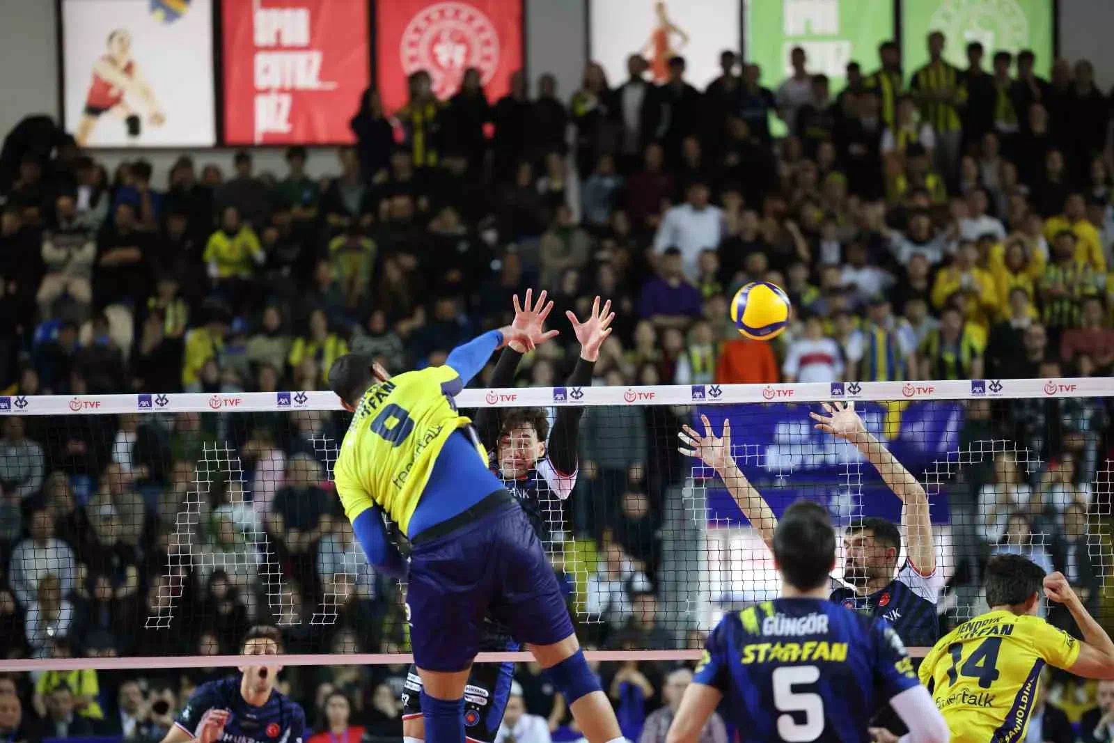 Fenerbahçe Medicana, Halkbank’ı 3-0 yenerek AXA Sigorta Kupa Voley finalinde şampiyon oldu.