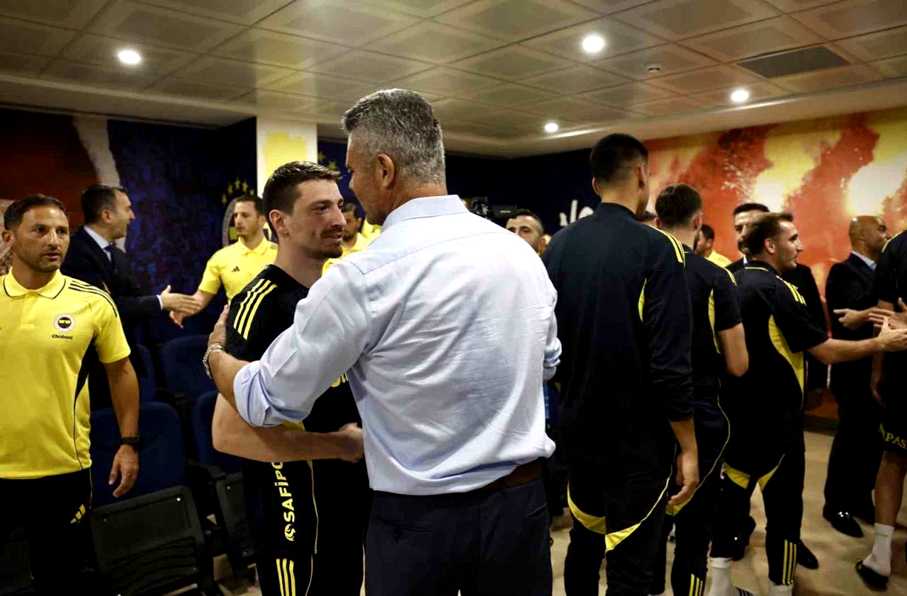 Fenerbahçe’nin yeni başkanı Sadettin Saran, futbol A takımıyla bir araya geldi