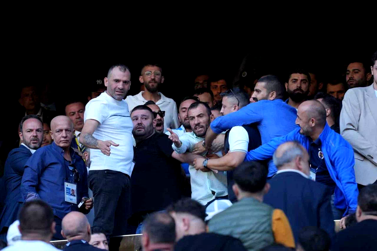 Fenerbahçe seçiminde tribünlerde gerginlik