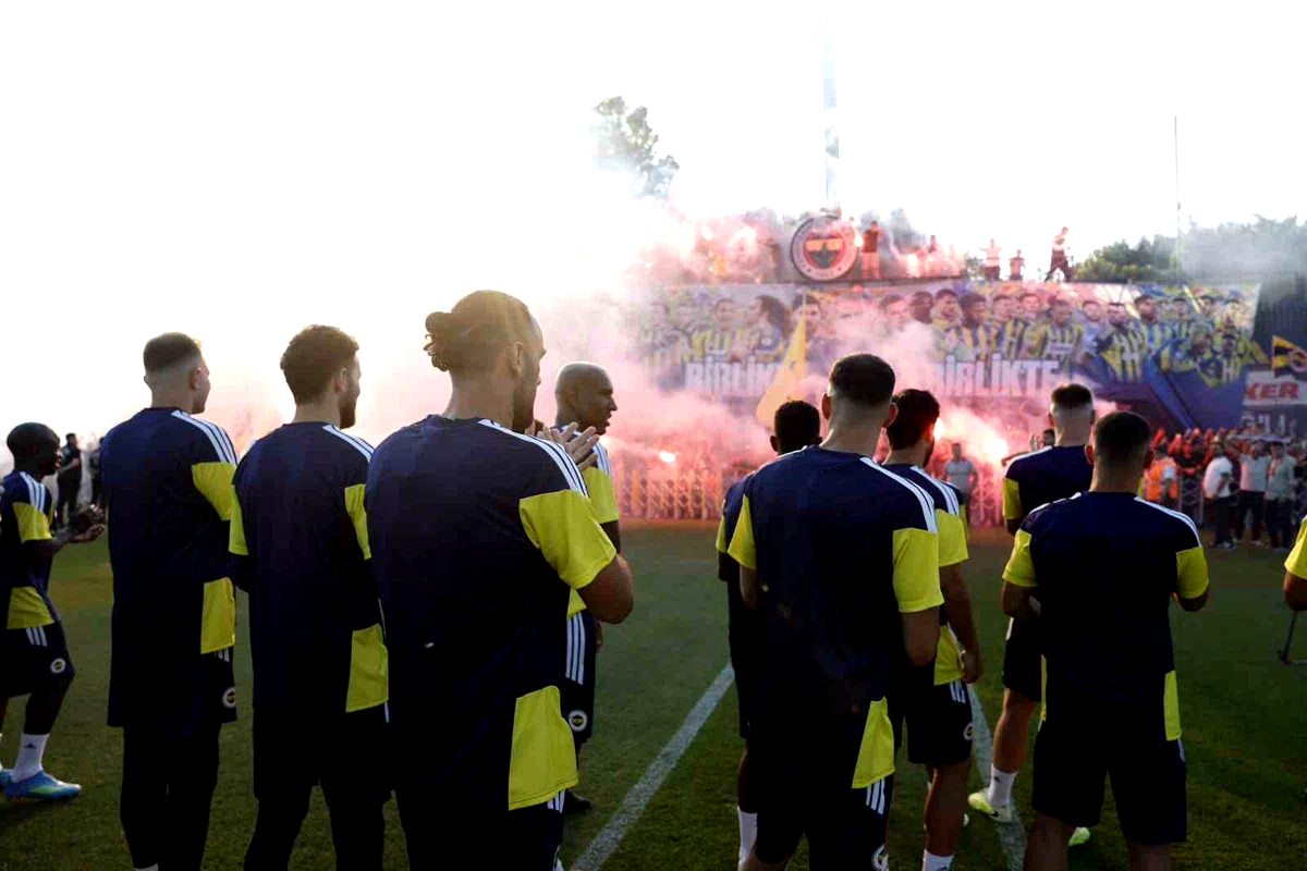Fenerbahçe, Sturm Graz maçı öncesi son antrenmanını taraftara açık yaptı