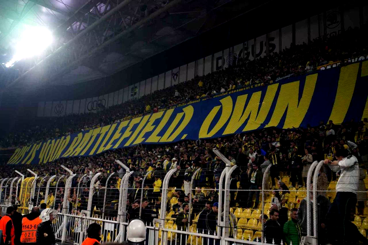 Fenerbahçe taraftarından, oyunculara Galatasaray maçını hatırlatan pankart