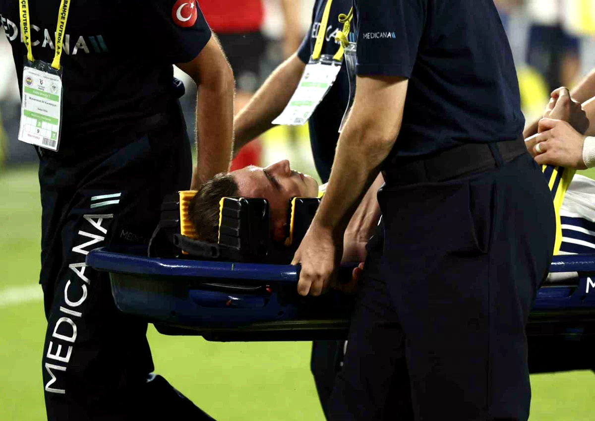 Fenerbahçeli oyuncu Kerem Aktürkoğlu, Konyaspor maçında kafasına aldığı darbe sonucu kafa travması geçirirken, kontrol amacıyla hastaneye götürüldü.