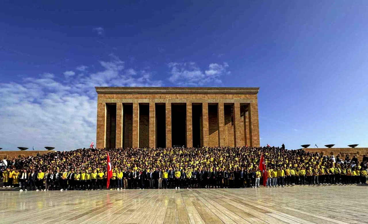 Fenerbahçeli taraftarlar, Anıtkabir’i ziyaret etti
