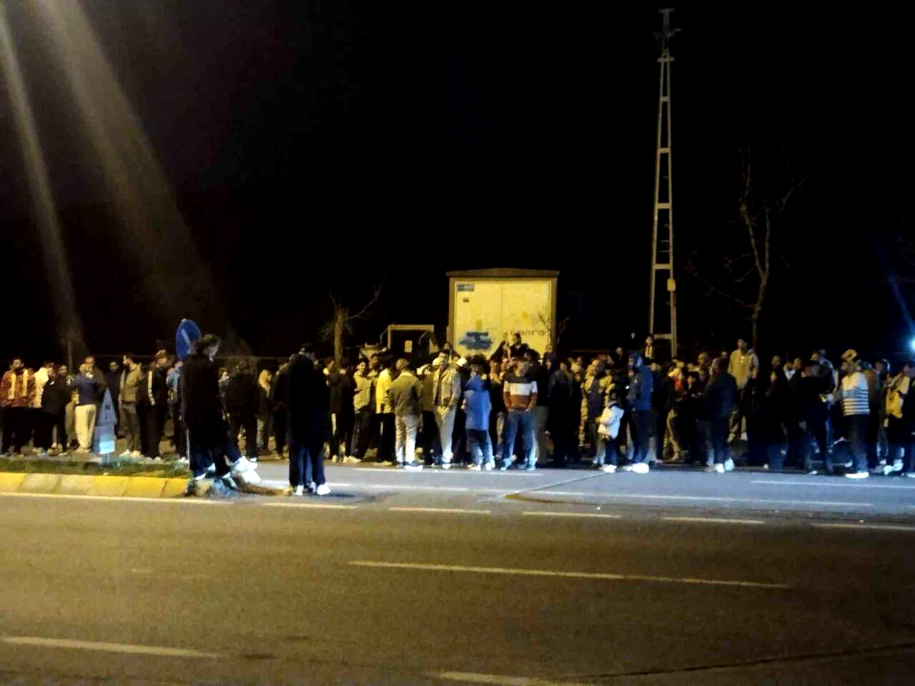 Fenerbahçeli taraftarlar Samandıra’da galibiyeti kutladı