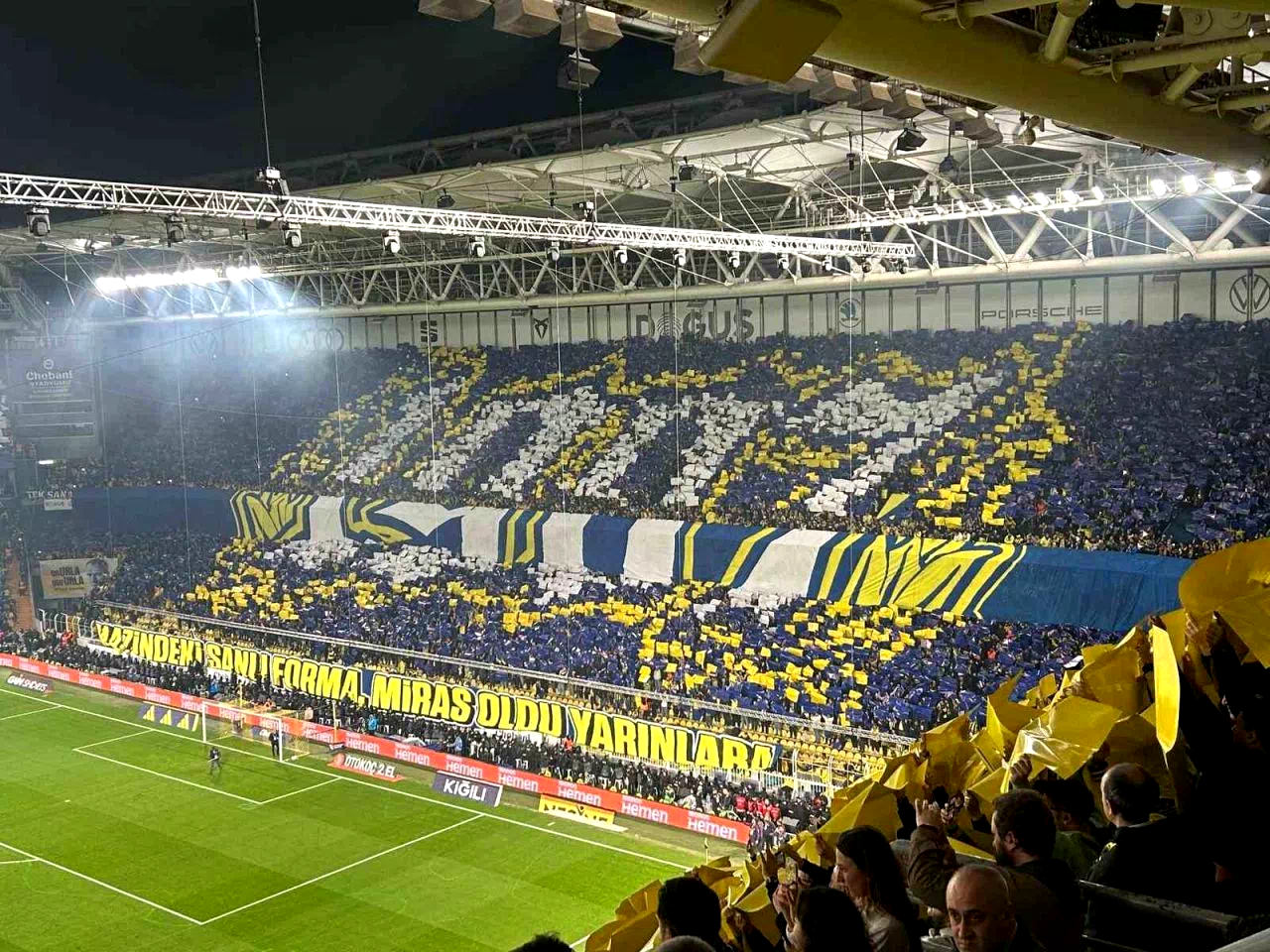 Fenerbahçeli taraftarlardan derbiye özel koreografi