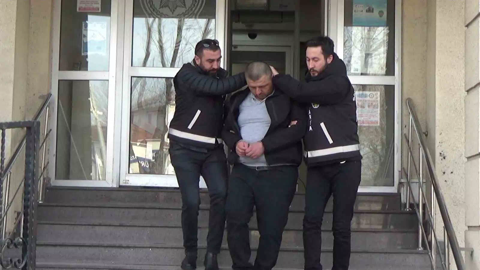 FERİZLİ’DE BİPOLAR BOZUKLUK OLAN ŞAHIS OKUL MÜDÜRÜNÜN BOĞAZINI KESTİ