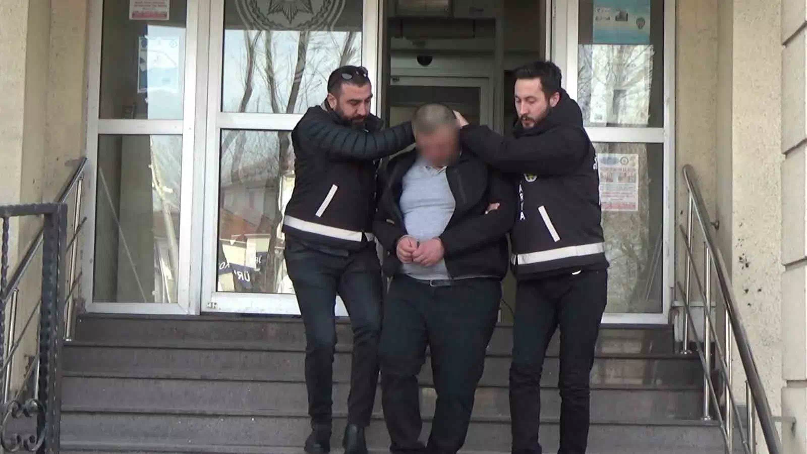 FERİZLİ İLÇESİNDEKİ OKUL MÜDÜRÜNE SALDIRAN SANIĞIN RUH SAĞLIĞI ARAŞTIRMASI İÇİN HASTANEYE SEVK EDİLDİ.