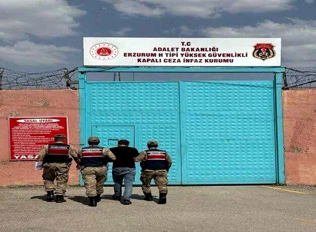 FETÖ/PDY üyesi samanlıkta yakalandı