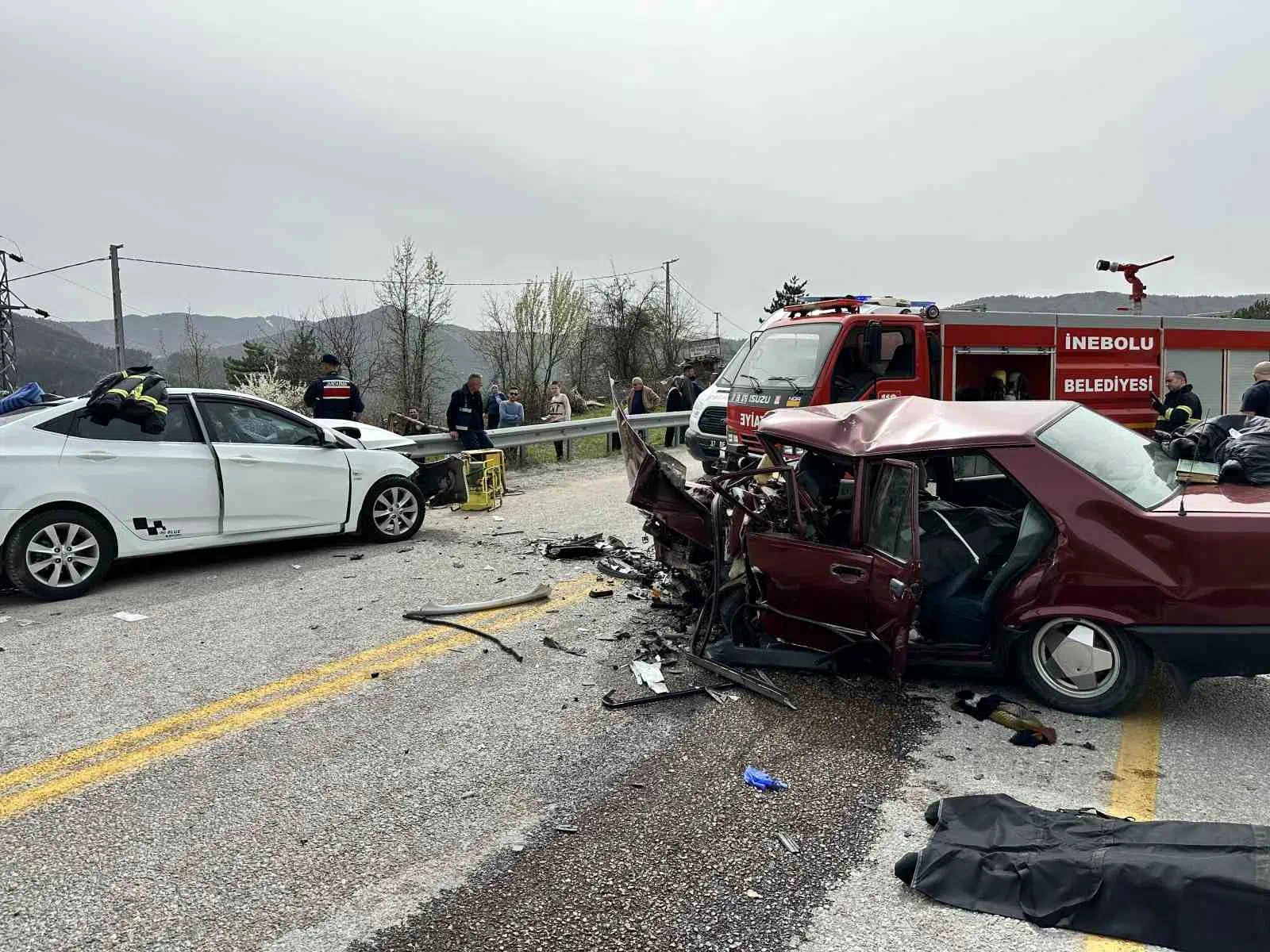 Fiat-Tofaş ile Hyundai Otomobil Kafa Kafaya Çarpıştı: 3 Ölü, 4 Yaralı
