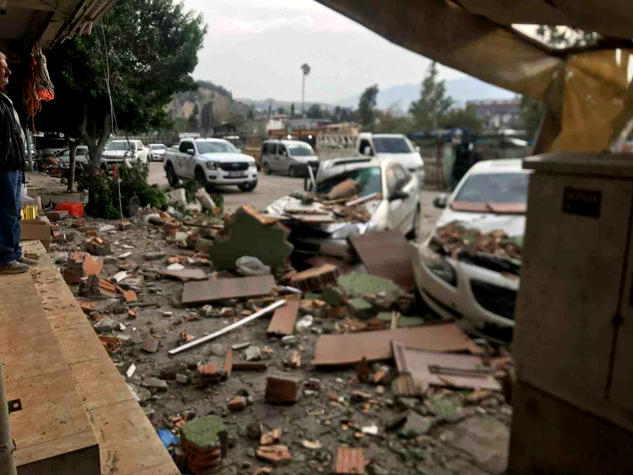 Fırtınanın etkisiyle yıkılan duvar 3 otomobile ve 1 motosiklet zarar verdi