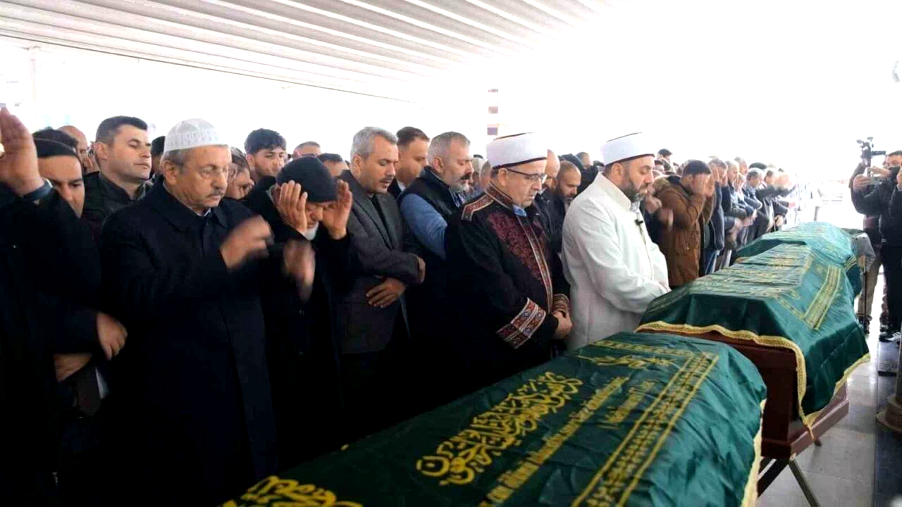 Fransa’daki yangında hayatını kaybeden 3 kardeş son yolculuğuna uğurlandı