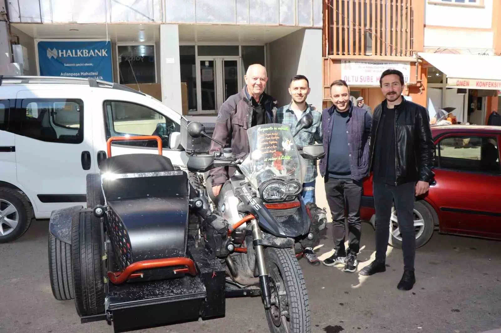 Fransa’dan motosikletiyle fakir çocuklara kalem taşıyor