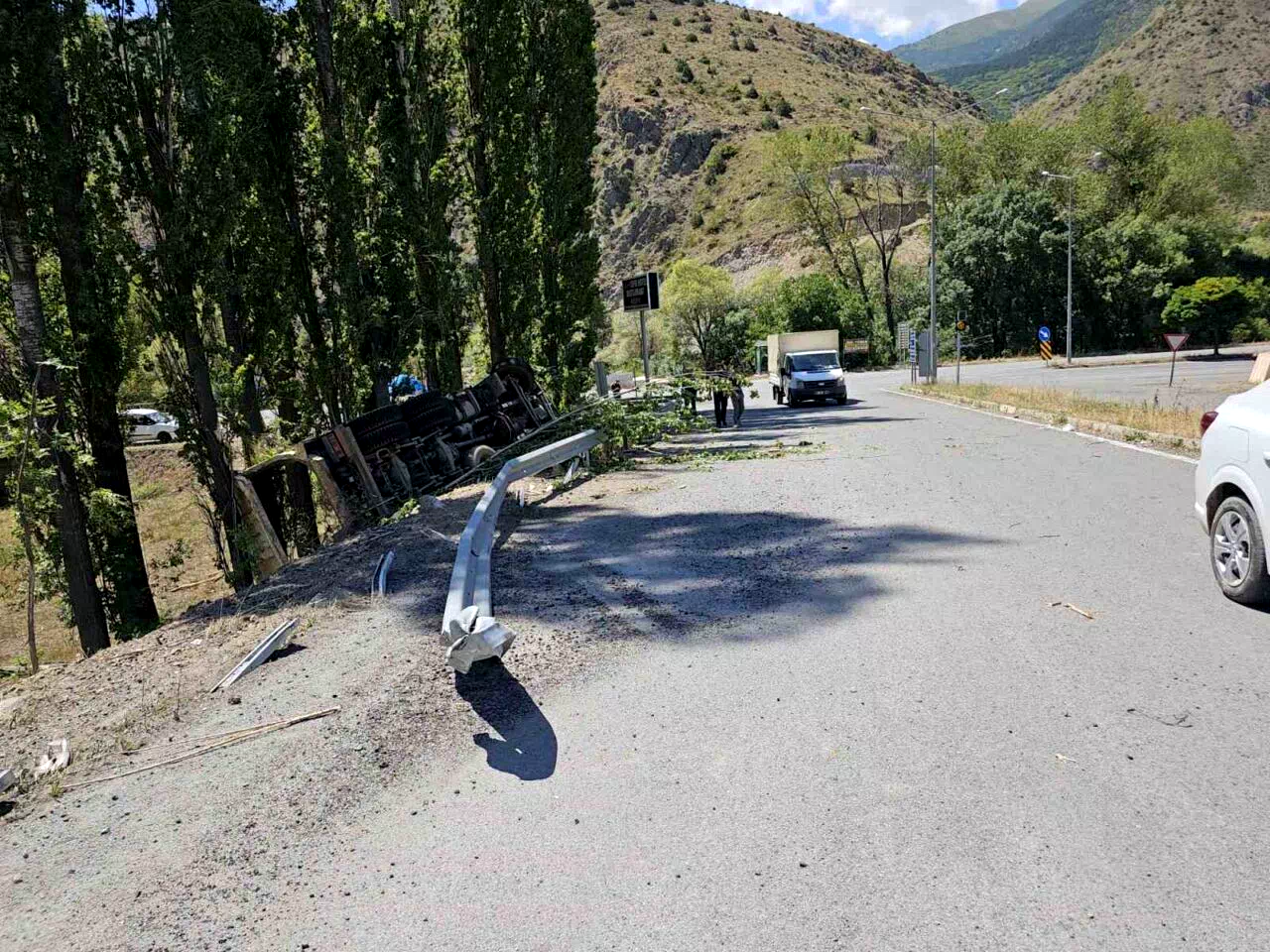 Freni boşalan kamyon uçuruma yuvarlandı: 1 ölü