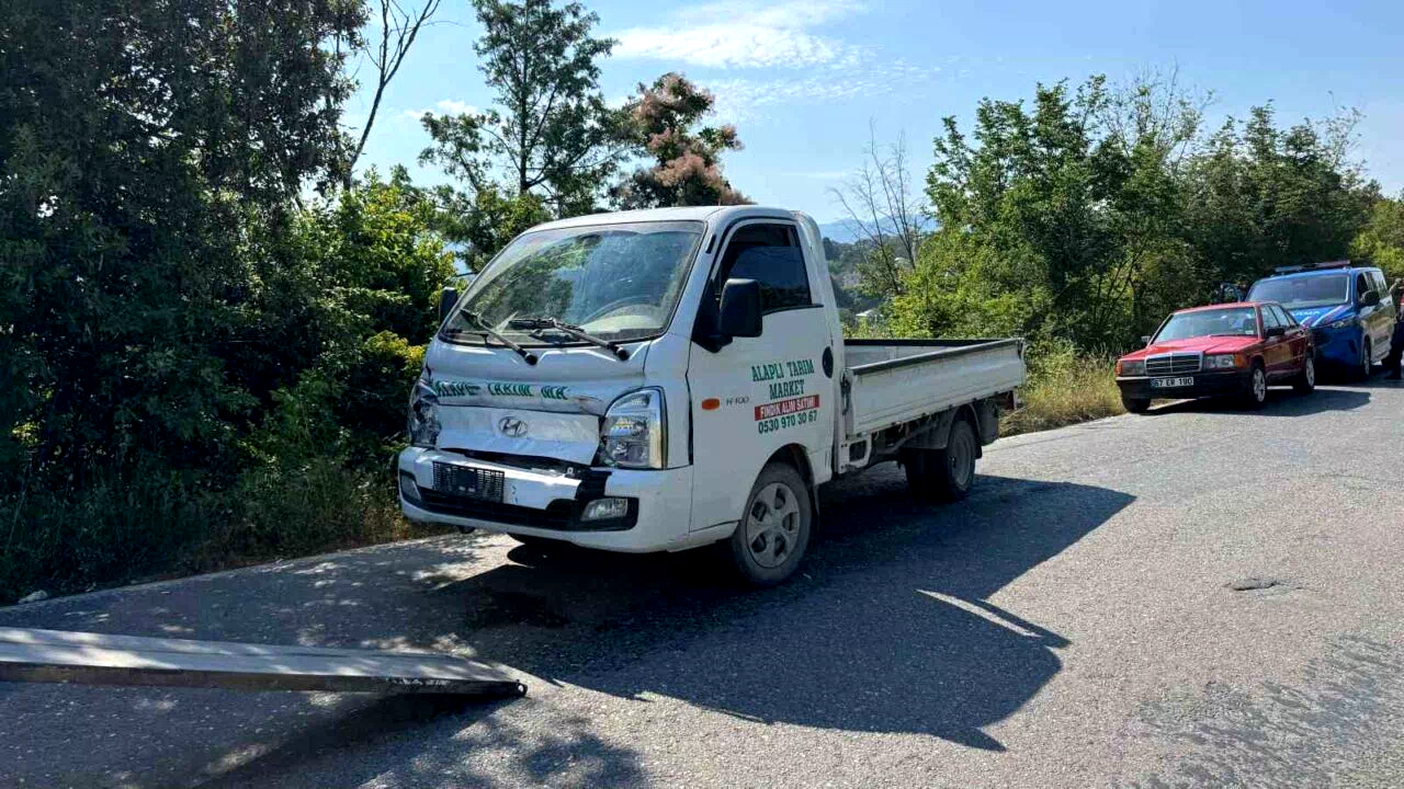 Freni boşalan kamyonet tarım aracına çarptı: 1 yaralı