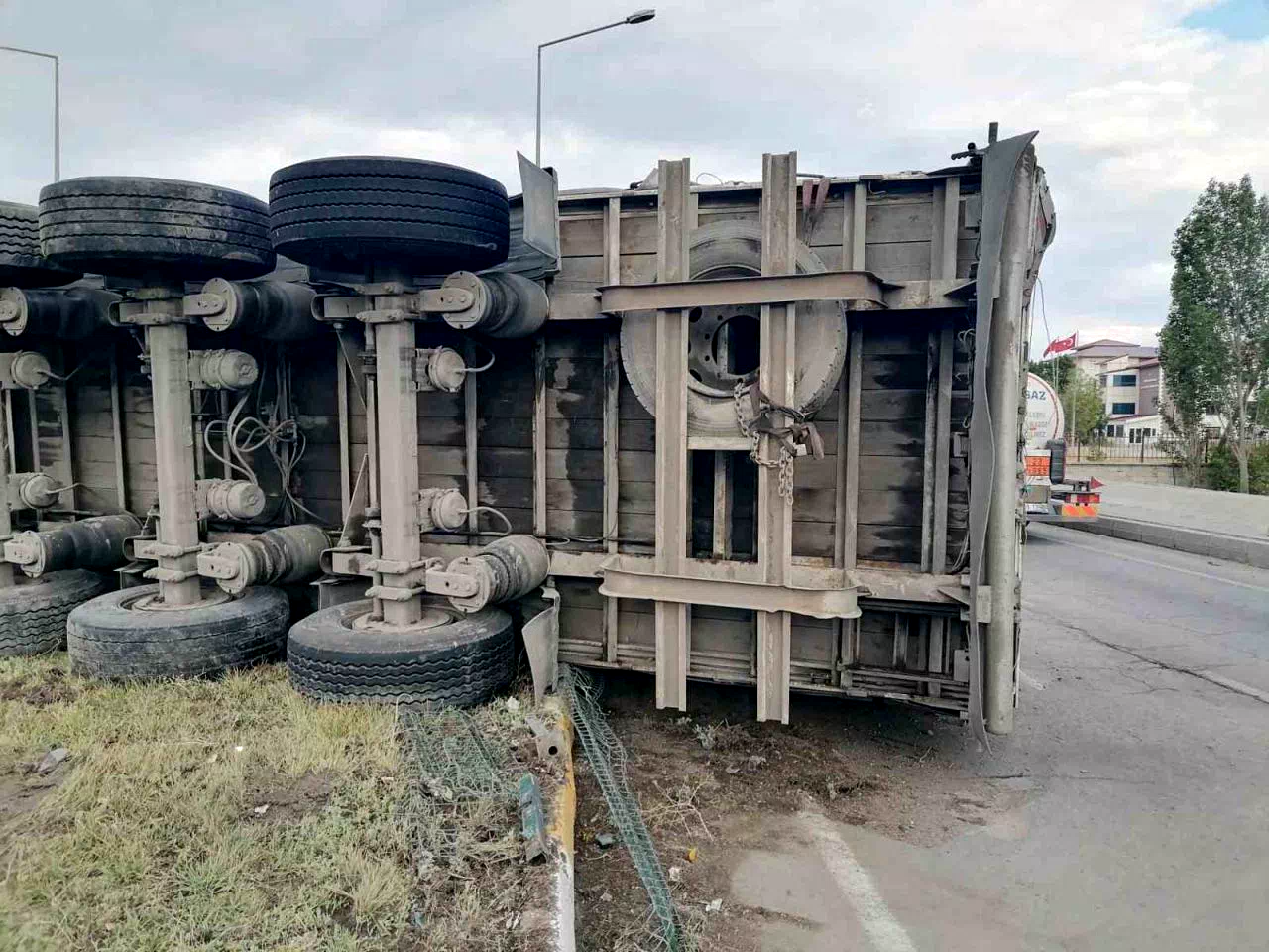 Freni boşalan tır dehşet saçtı