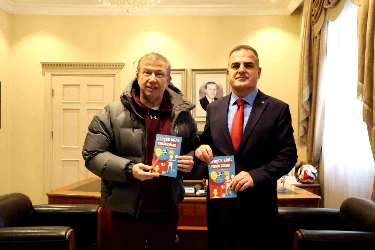 Futbolun efsane ismi Vali Akbıyık’a ‘Gerçek Kral Tanju Çolak’ kitabını hediye etti