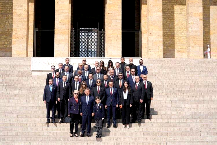 Galatasaray Başkanı Dursun Özbek, kurullarıyla birlikte Anıtkabir’i ziyaret etti