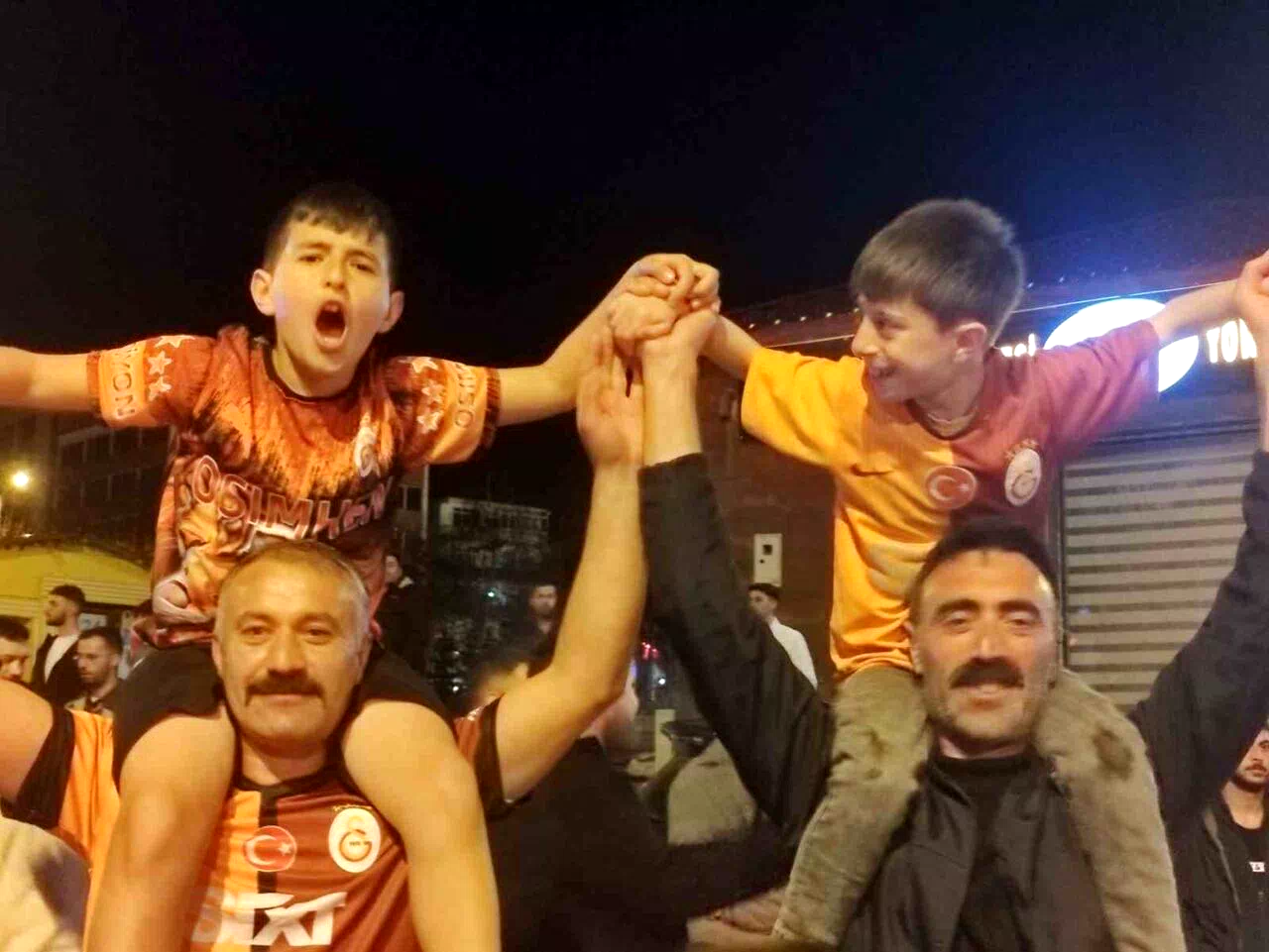 Galatasaray’ın Fenerbahçe galibiyeti sonrası Ardahan’da büyük coşku