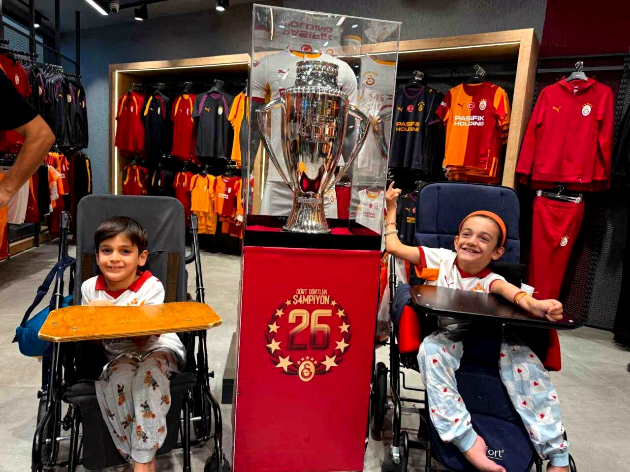 Galatasaray’ın şampiyonluk kupası Mardian Mall’da taraftarlarla buluştu