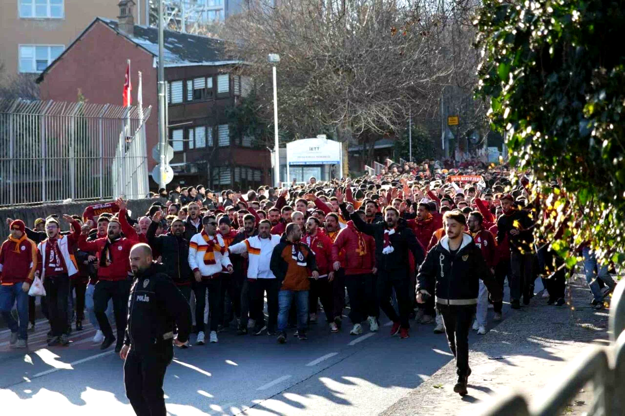 Galatasaray taraftarı, Dolmabahçe’ye geldi