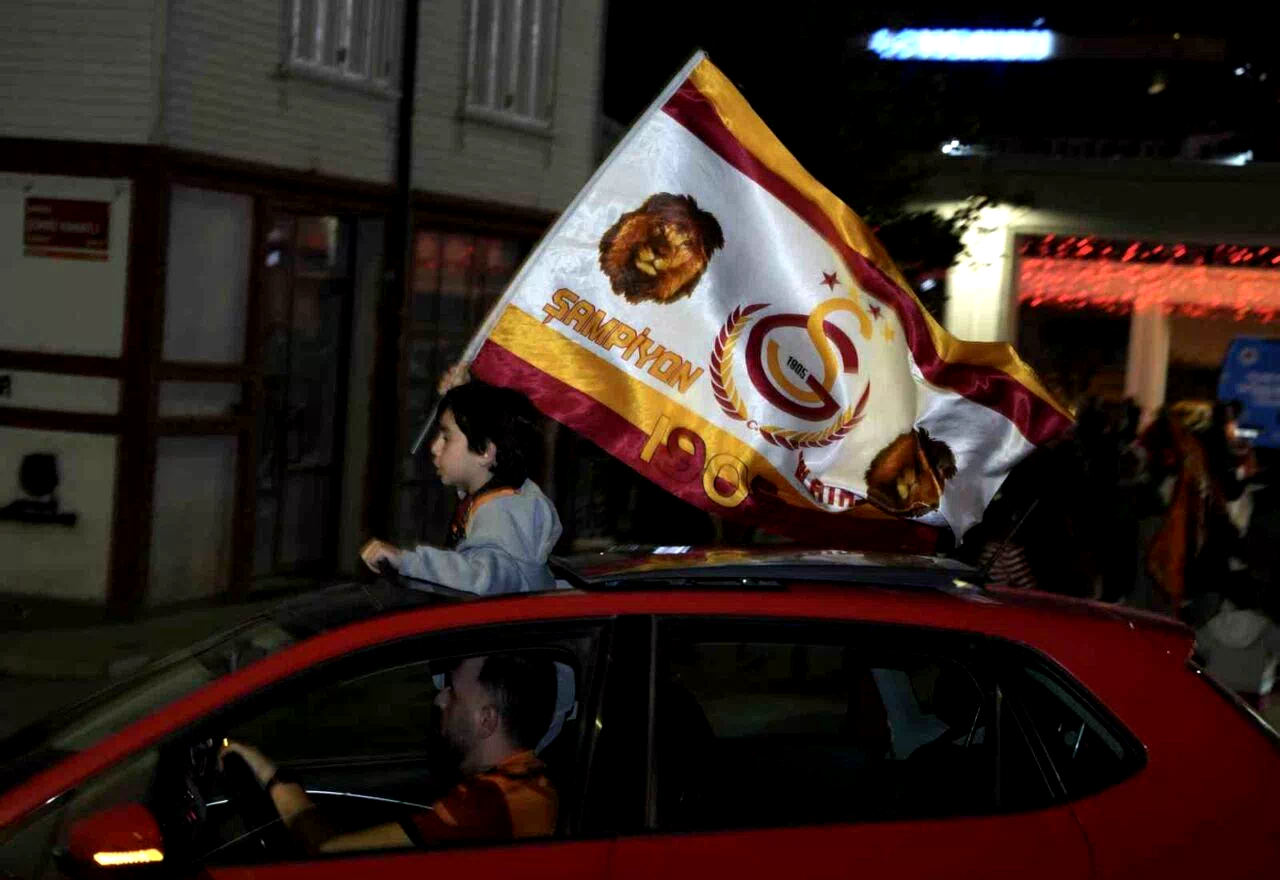 Galatasaray taraftarı şampiyonluğu sokaklarda kutladı