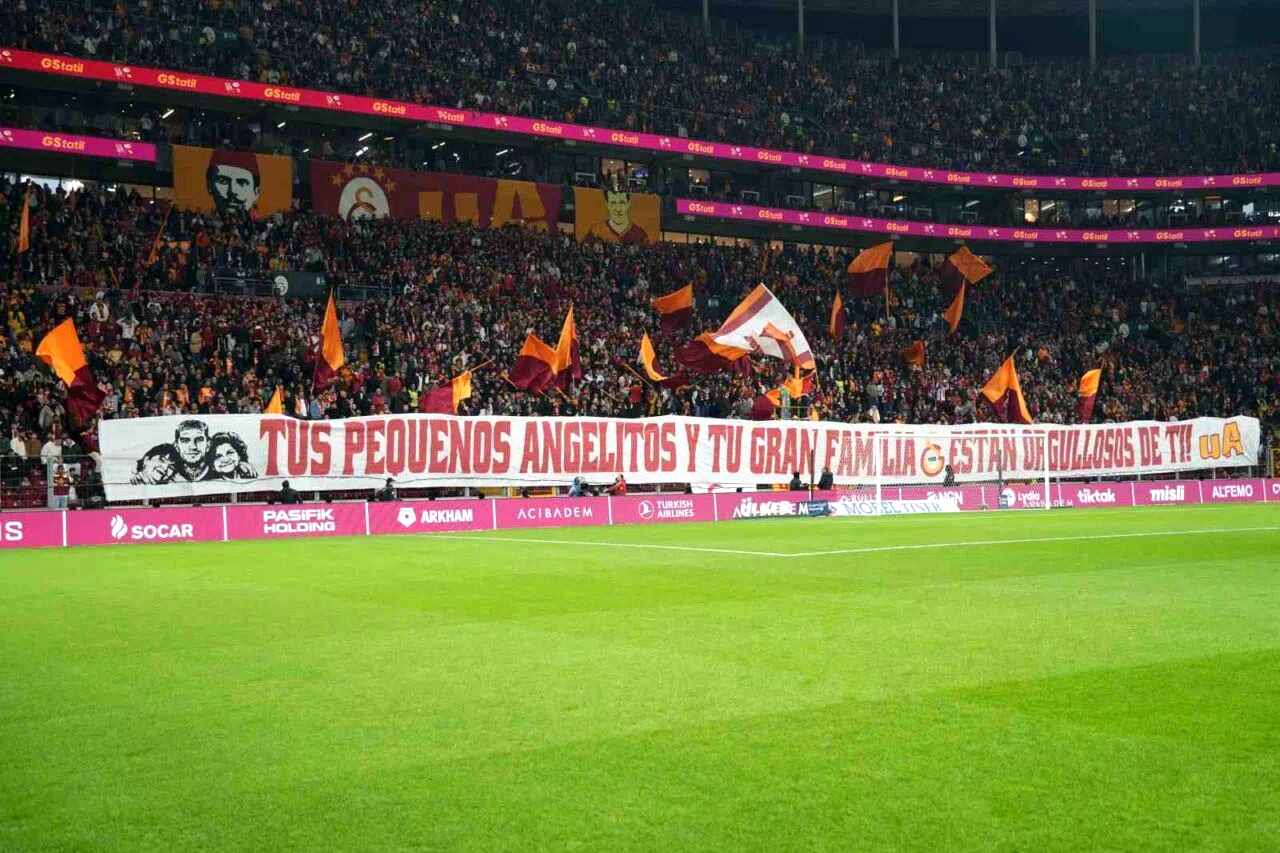 Galatasaray taraftarından, Lucas Torreira için özel pankart
