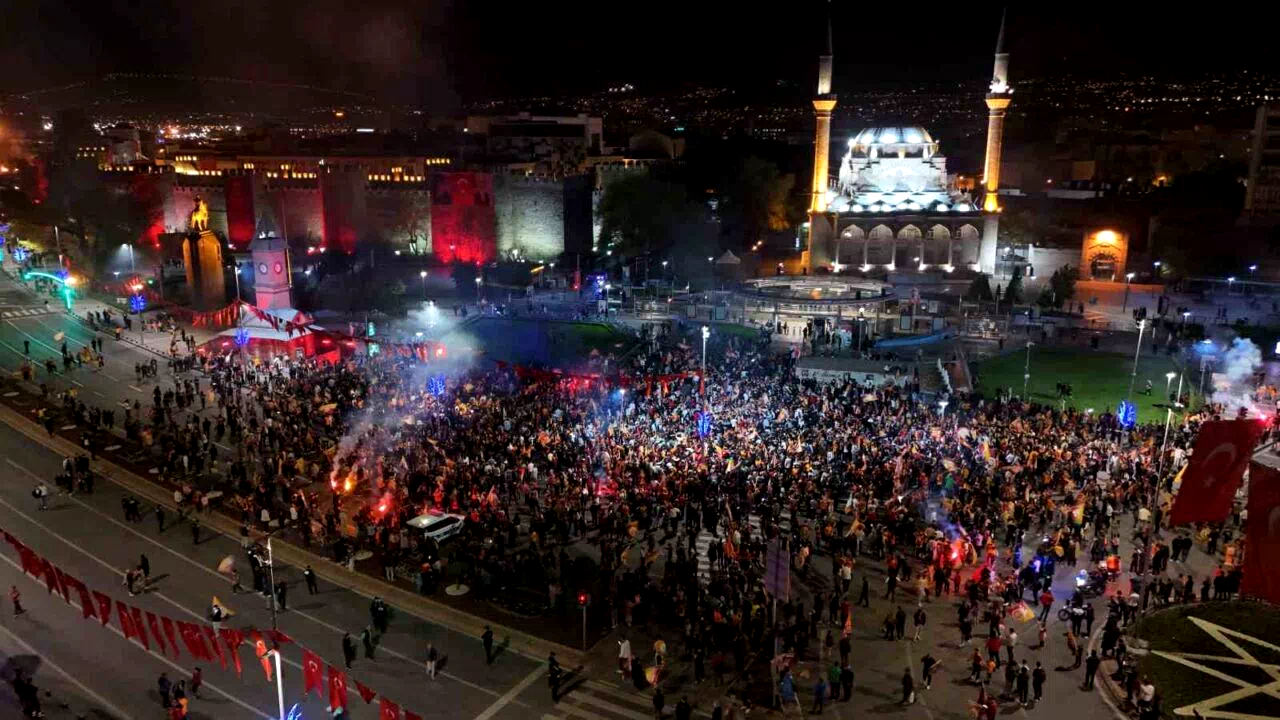 Galatasaray taraftarları Kayseri’de şampiyonluğu kutladı
