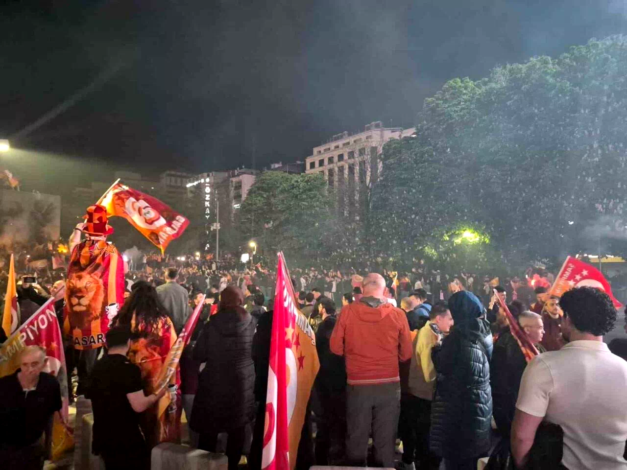 Galatasaraylı taraftarlar şampiyonluk heyecanını paylaştı