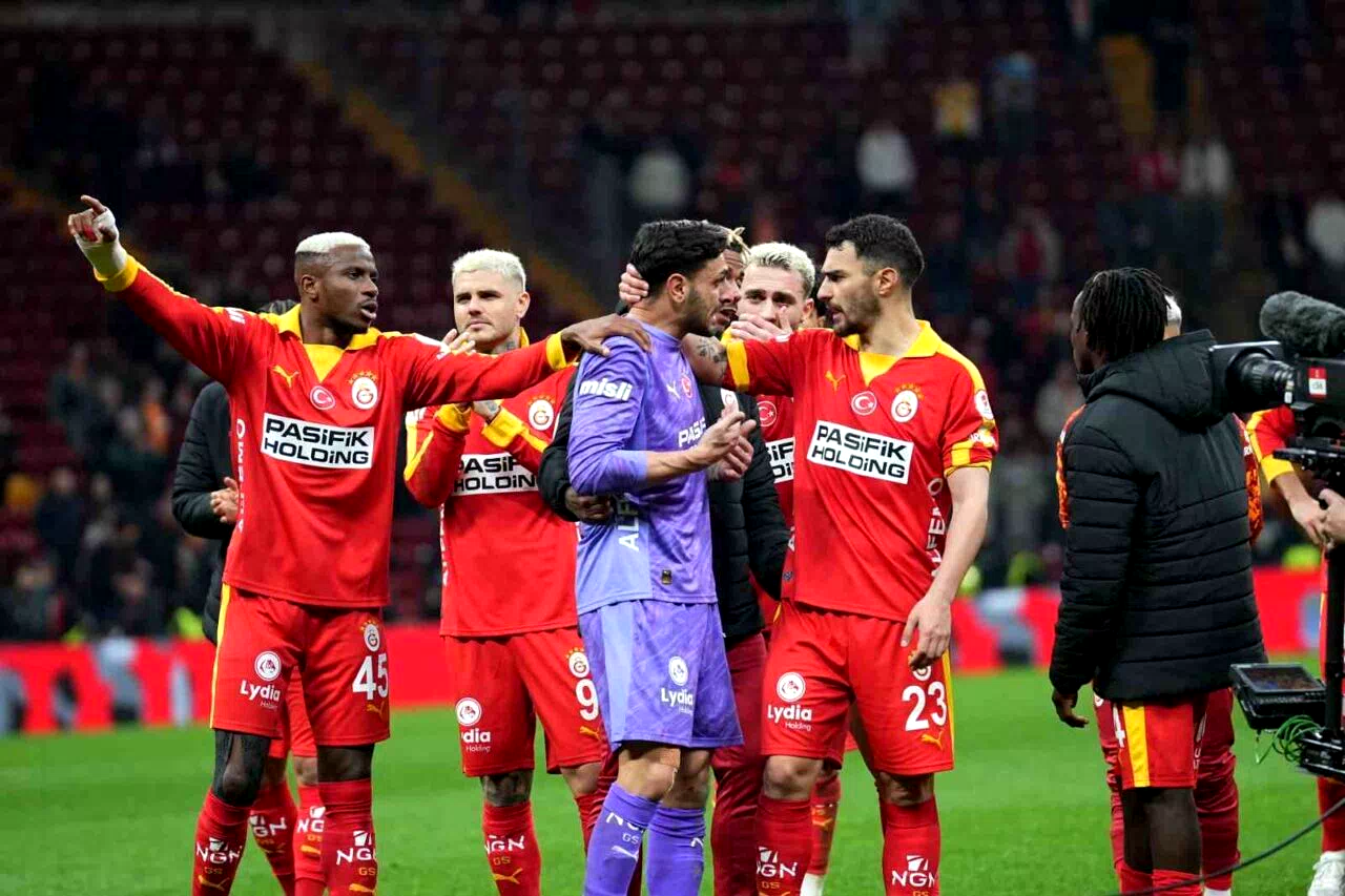 Galatasaraylı taraftarlardan Günay Güvenç’e destek