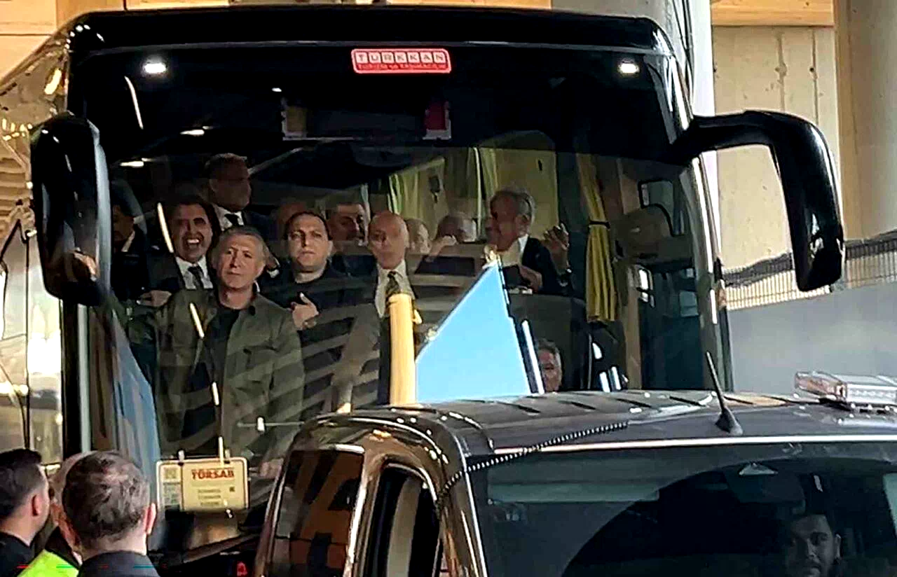 Galatasaraylı yöneticiler, Fenerbahçeli yöneticileri karşıladı
