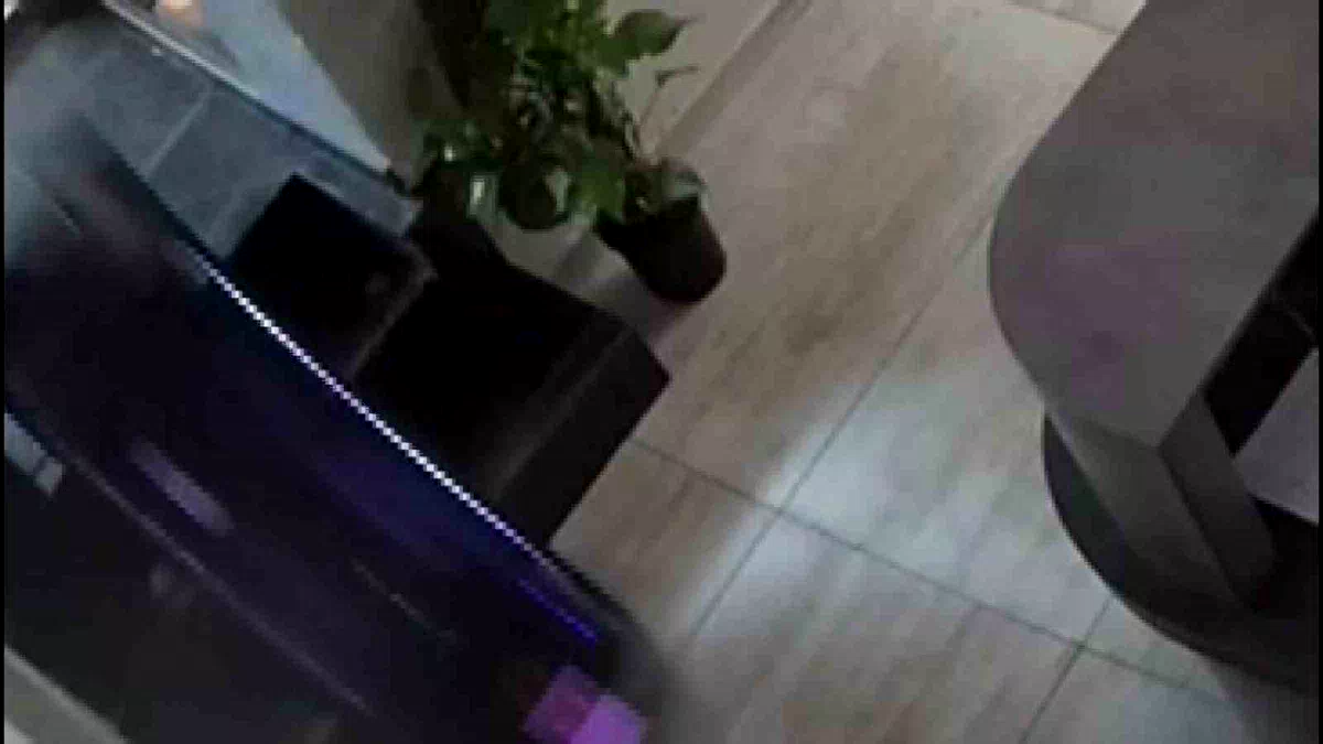 Garson robot ‘Gayretli’ rotasından çıkıp merdivenlerden düştü