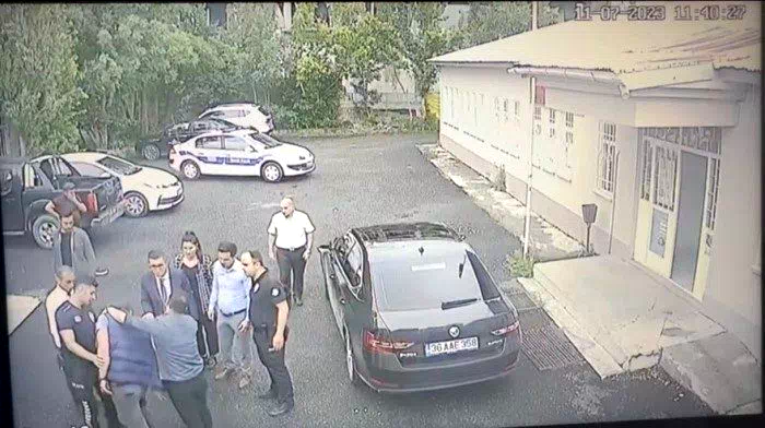 Gazeteciyi darbeden koruma polisine ceza