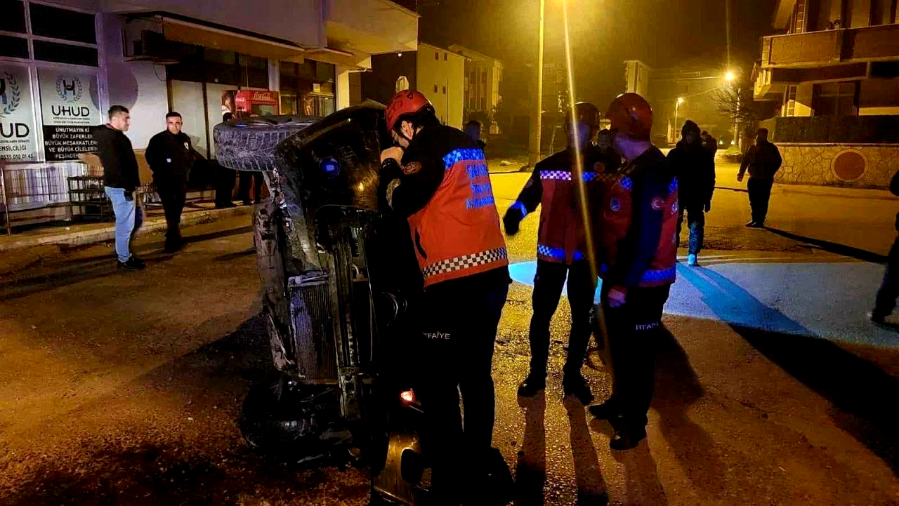 Gazı takılı kalan otomobil beton çite çarparak yan yattı