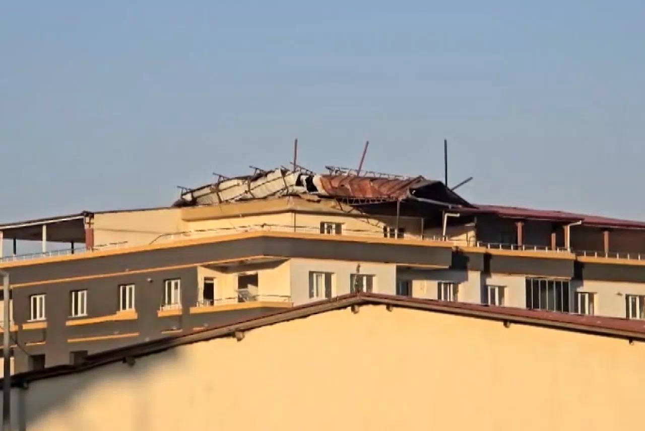 Gaziantep’te şiddetli fırtına hasarlı binanın çatısını uçurdu