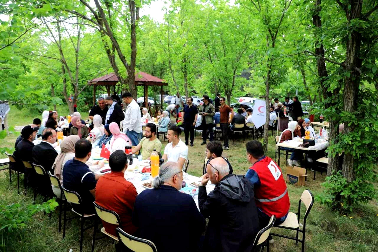 Gazzeli öğrenciler piknikte buluştu