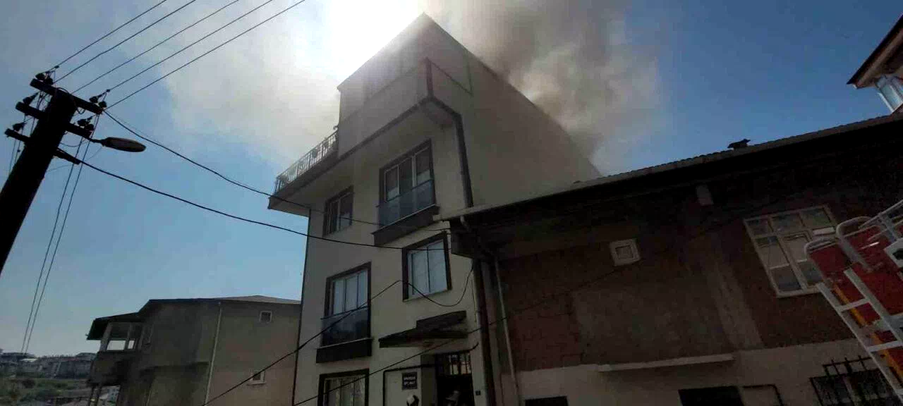 Gebze’de 3 katlı binanın çatısında çıkan yangın kontrol altına alındı