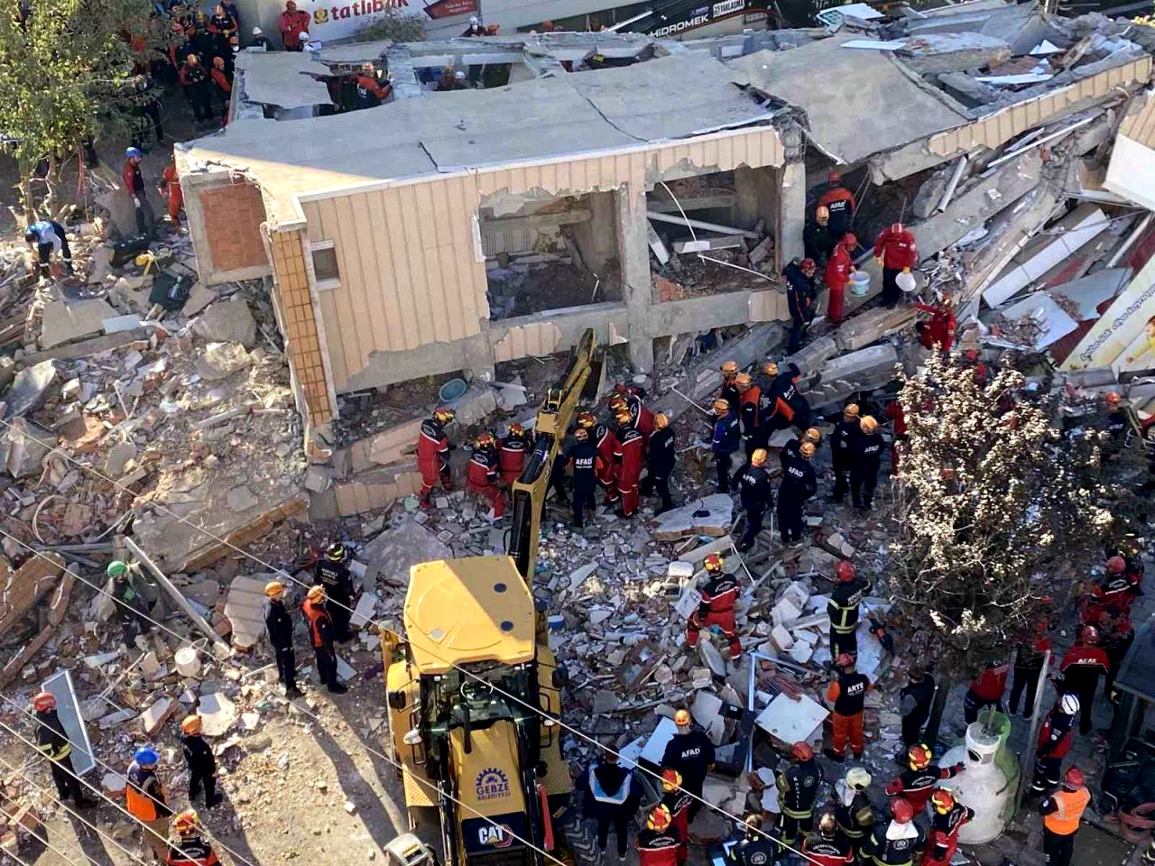 Gebze’de çöken binada enkaz altında kalan aile fertlerinin kimlikleri belli oldu