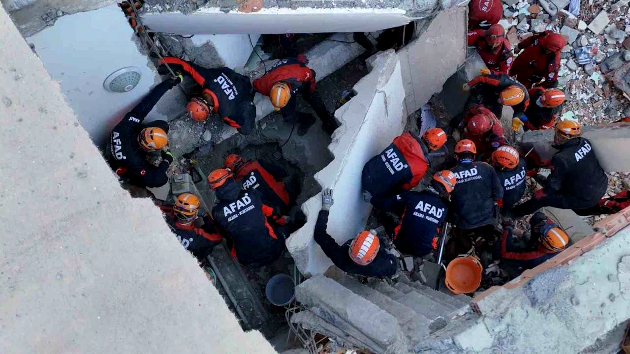 Gebze’de çöken binadaki kurtarma çalışmaları 11. saatinde havadan görüntülendi