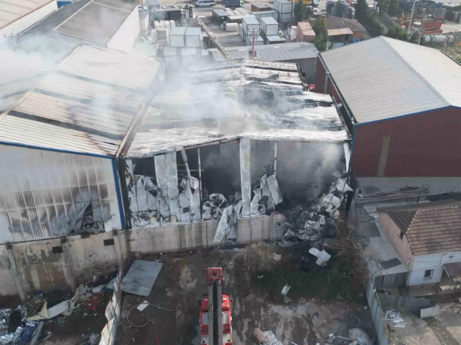 Gebze’de başlayan yangın 2 saatte söndürüldü