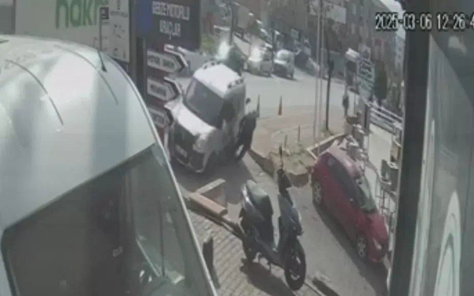 Gebze’de Yayaya Çarpan Araç Kazası Güvenlik Kamerasında