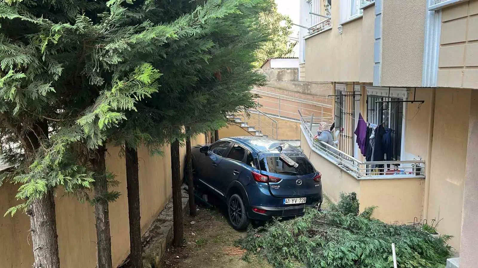 Gebze’de Otomobil Bahçeye Düştü, 1 Kişi Yaralı