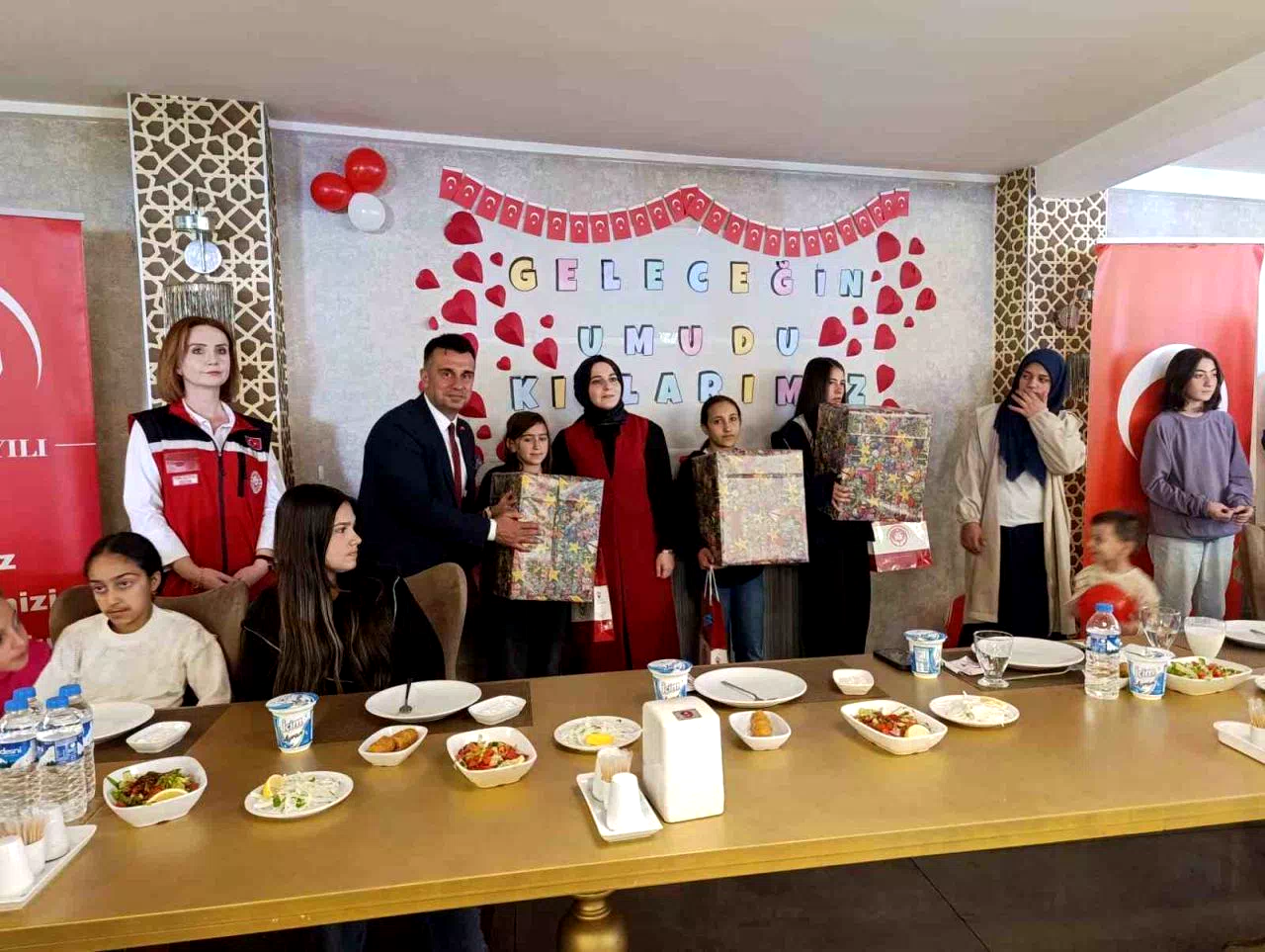 “Geleceğin Umudu Kızlarımız” projesiyle kız çocuklarına destek
